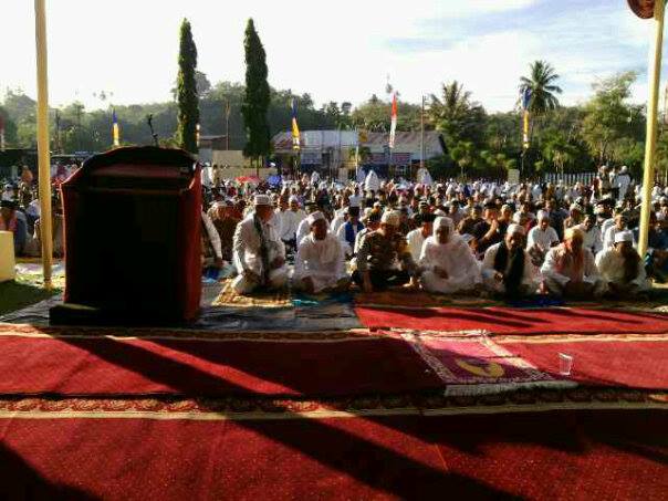 Kapolres dan Warga Sholat Ied Di Lapangan Mapolres Minsel